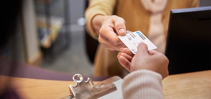 Obtener servicios médicos de la red puede ayudarte a reducir los costos